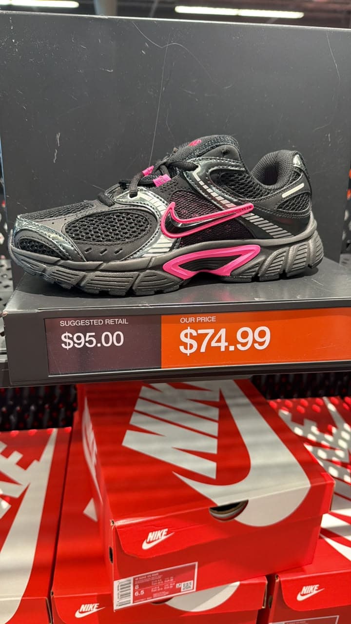 Zapatillas Nike negras con rosa